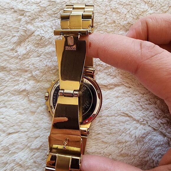 Women's original Michael Kors  Runway Gold-Tone Watch - Picture 5 of 6